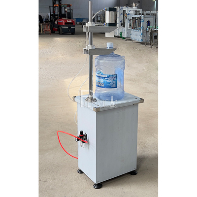 Bottiglia di plastica automatica 3 galloni 5 galloni attrezzatura della tappatrice dell'acqua in bottiglia da 20 litri per la macchina di rifornimento di gallone fornitore