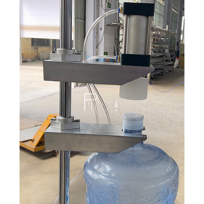 Bottiglia di plastica automatica 3 galloni 5 galloni attrezzatura della tappatrice dell'acqua in bottiglia da 20 litri per la macchina di rifornimento di gallone fornitore