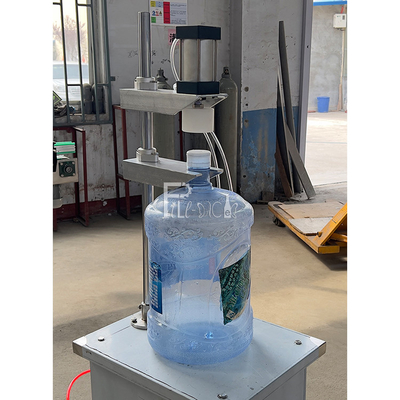 Bottiglia di plastica automatica 3 galloni 5 galloni attrezzatura della tappatrice dell'acqua in bottiglia da 20 litri per la macchina di rifornimento di gallone fornitore