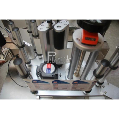 Doppia attrezzatura adesiva laterale dell'etichettatrice dell'autoadesivo del quadrato della bottiglia dello speciale dell'etichettatore a forma di piano automatico della bottiglia fornitore