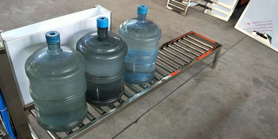 Materiali di consumo della pianta acquatica di gallone del trasportatore a rulli per la linea di produzione della bottiglia di gallone fornitore