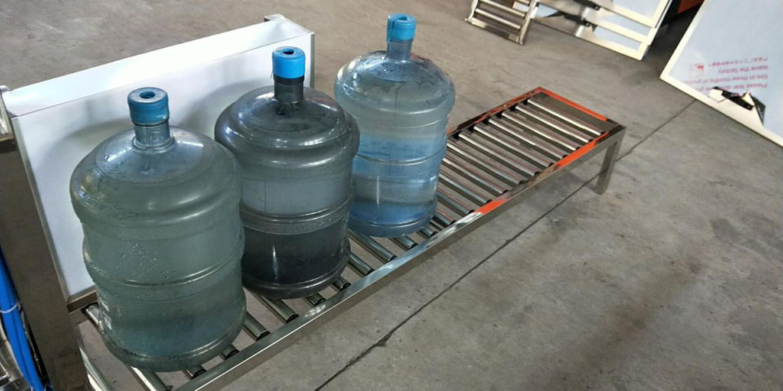 Materiali di consumo della pianta acquatica di gallone del trasportatore a rulli per la linea di produzione della bottiglia di gallone fornitore